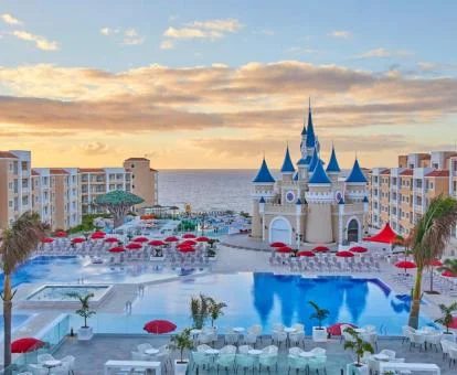 Fabulosas zonas exteriores con grandes piscinas de este hotel con encanto.