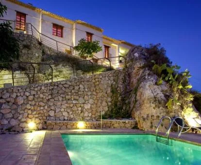 Hotel rural sobre una colina con preciosas vistas y piscina exterior.