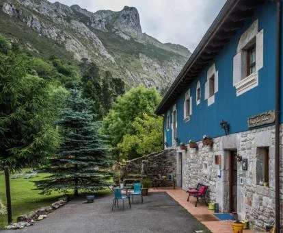 Hotel rural rodeado de montañas y zonas verdes.
