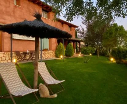 Edificio de este hotel rural con amplios jardines y solarium.