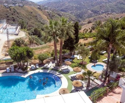 Vista aérea de los exteriores de este hotel rural con vistas a las montañas.