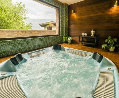 ´Jacuzzi con vistas al exterior del centro spa del hotel.