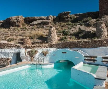Zona exterior con piscinas y zonas exteriores de este coqueto alojamiento.