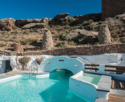 Preciosa piscina exterior incrustada en la montaña de este establecimiento solo para adultos.