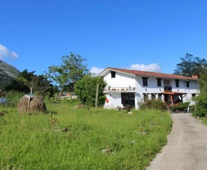 Edificio de este hotel rural rodeado de jardines.