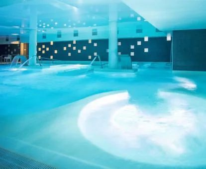Piscina con elementos de hidroterapia de este hotel balneario.