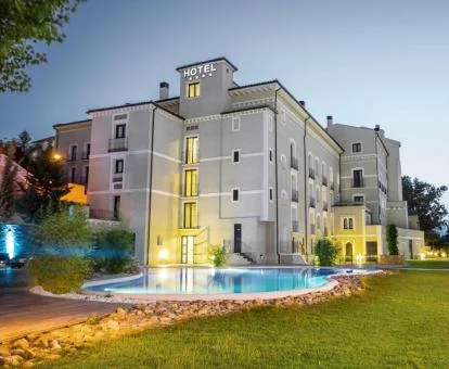 Edificio de este hotel con encanto con piscina exterior.