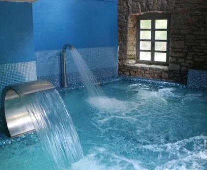 Zona de aguas del centro de bienestar del hotel.