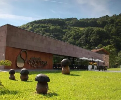 Moderno hotel con encanto rodeado de jardines y naturaleza.