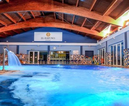 Piscina cubierta con elementos de hidroterapia del centro de spa.