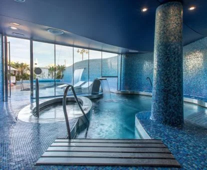Precioso spa con zona de aguas interiores y exteriores.