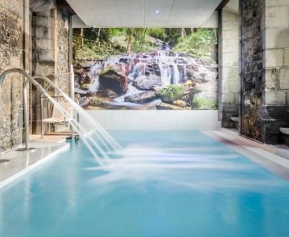 Piscina cubierta con elementos de hidroterapia del spa del hotel.