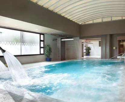 Zona de aguas con elementos de hidroterapia del spa del hotel.