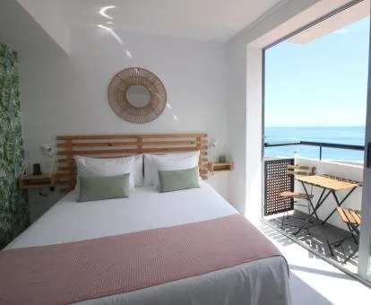 Una de las coquetas habitaciones dobles con terraza y vistas al mar del hotel.