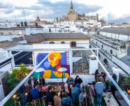 Terraza chill out vista desde arriba de este albergue solo para adultos del centro de la ciudad.