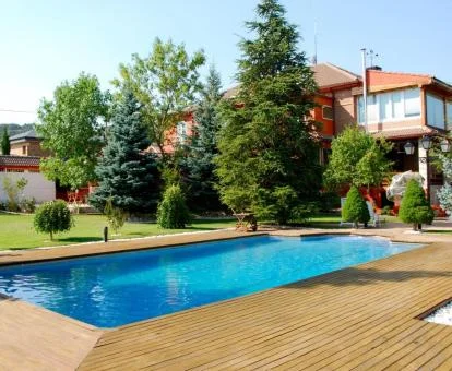 Agradable zona exterior con piscina y jardines de este establecimiento rural.
