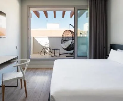 Una de las elegantes habitaciones dobles con terraza amueblada de este coqueto hotel.
