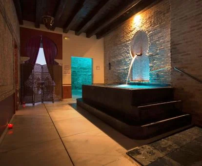 Zona de aguas del centro de bienestar del hotel.
