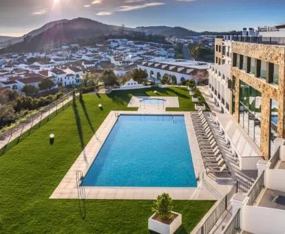 Fabuloso hotel con piscina y espectaculares vistas ideal para parejas.