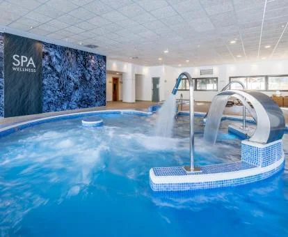 Gran piscina con elementos de hidroterapia del hotel.