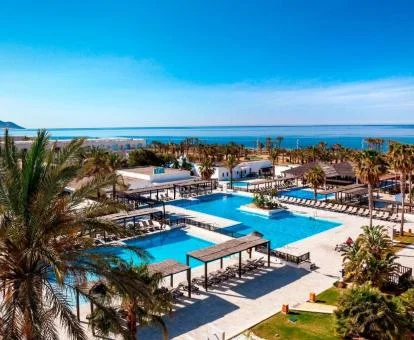 Vista aérea de este espectacular hotel con grandes zonas exteriores y piscinas.