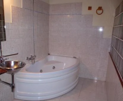 Baño con bañera de hidromasaje privada de este apartamento independiente.