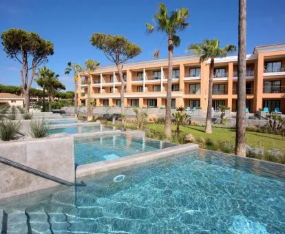 Piscinas privadas de las habitaciones de categoría superior del hotel.
