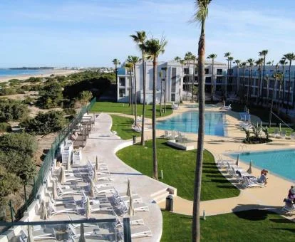 Fabuloso hotel cerca de la playa con grandes piscinas y zonas exteriores.
