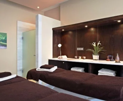 Sala para masajes y tratamientos del centro de bienestar del hotel.