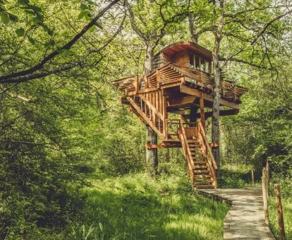 Fabulosa Suite Triku, una de las cabañas en los árboles de este alojamiento rural.