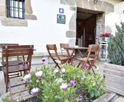 Agradable terraza con mobiliario de este hotel rural.