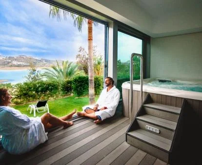 Pareja disfrutando de las instalaciones del spa del hotel con espectaculares vistas.