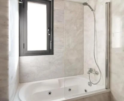 Bañera de hidromasaje privada en el baño de este precioso apartamento.