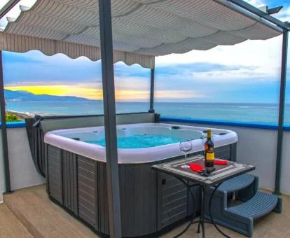 Baño con bañera de hidromasaje privada de este apartamento independiente.