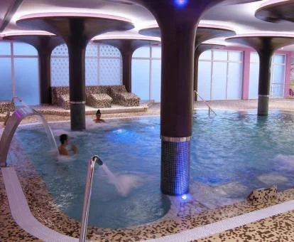 Agradable zona de bienestar con piscina de hidroterapia de este hotel boutique.