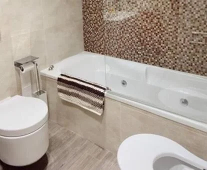 Bañera de hidromasaje privada de este coqueto apartamento de tres dormitorios.