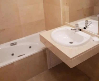 Baño con bañera de hidromasaje privada de este coqueto apartamento.