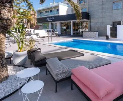 Hermosa zona exterior con mobiliario y piscina del hotel.