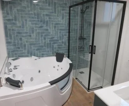 Baño con bañera de hidromasaje privada de este apartamento independiente.