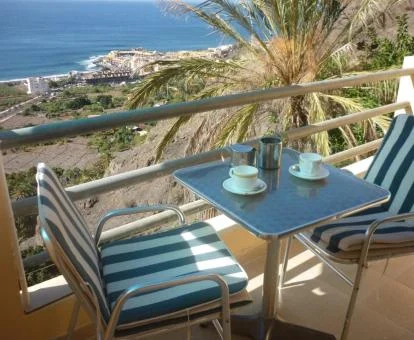 Terraza privada con vistas al mar de uno de los apartamentos del complejo.