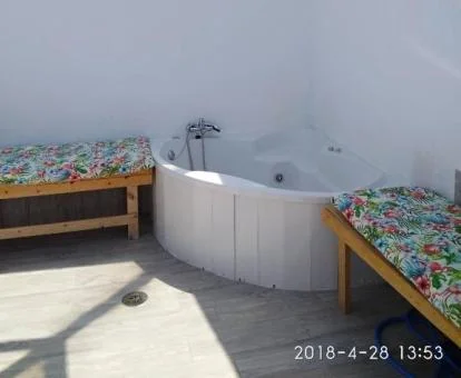 Jacuzzi privado de este coqueto apartamento con vistas al mar.