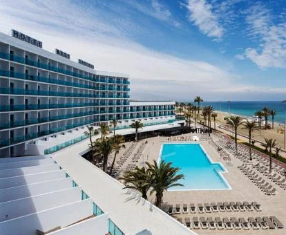 Precioso hotel de playa con amplia piscina exterior y fabulosas vistas al mar.
