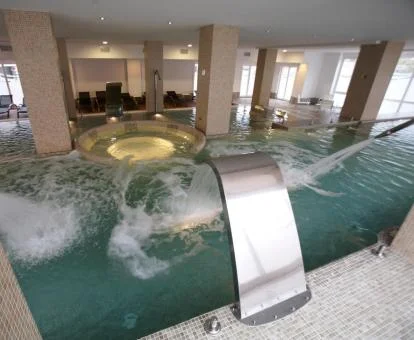 Zona de aguas del centro de spa del hotel.