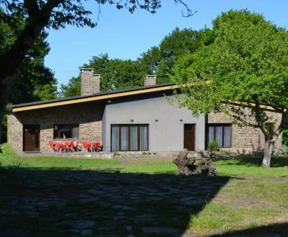 Alojamiento rural con amplios jardines ideal para descansar.