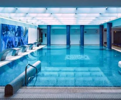 Fabulosa piscina cubierta del spa del hotel.