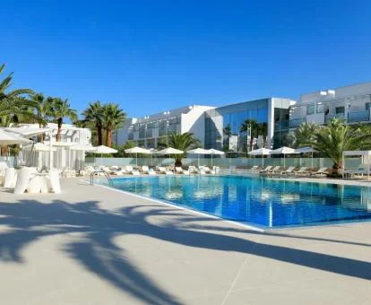 Precioso hotel boutique con amplias zonas exteriores y piscina al aire libre.
