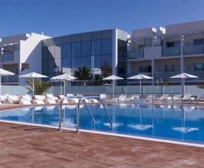Edificio de este hotel romántico con piscina exterior.