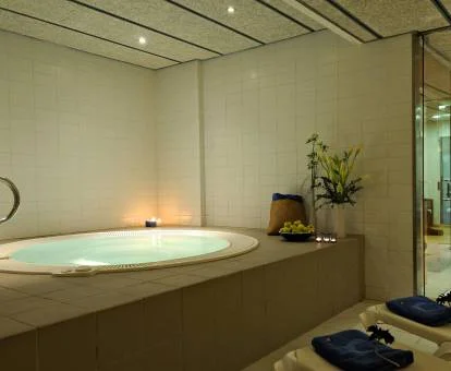 Jacuzzi de la zona de spa de este coqueto hotel.