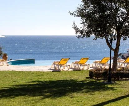 Piscina de borde infinito con vistas al mar de este hotel con encanto.