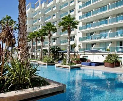 Zona exterior con piscina rodeada de jardines de este hotel romántico.